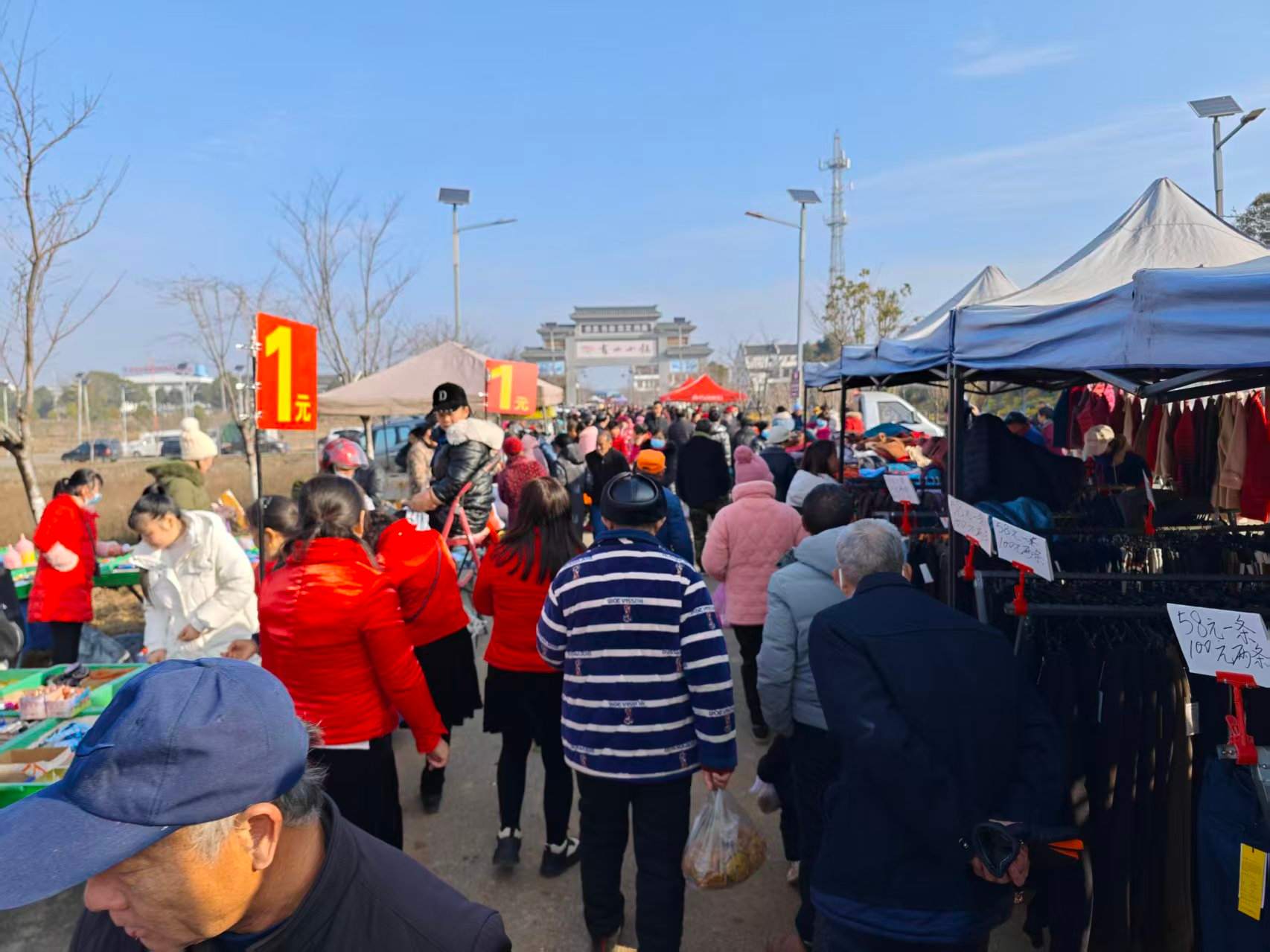 靠山小镇交流会热闹场景